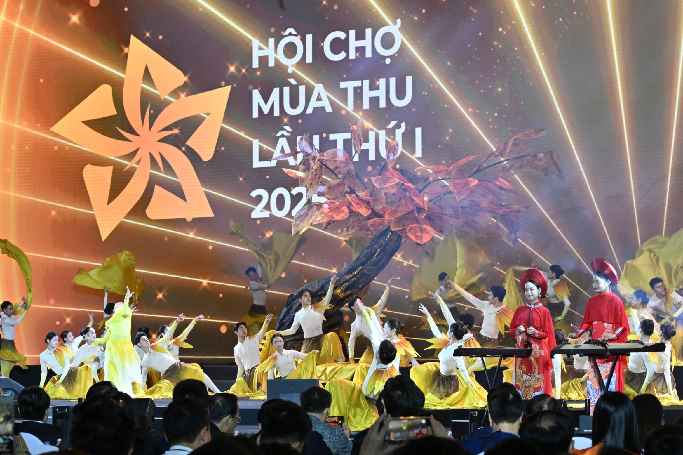 范明政总理:秋季博览会是促进、投资和宣传越南形象的机会
